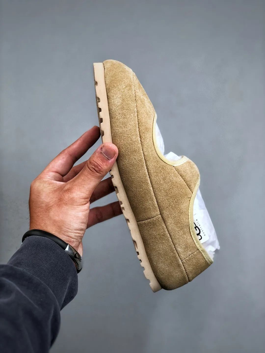 Local self-pickup 💰520 supports store release. The best-selling model on the entire network at the end of the year, UGG Mary Jane Mule slippers, 1.5CM thin sole, women's model, Xiaohongshu hot model, produced by a major foreign trade factory in Guangzhou, from toe to insole, real sheep fur, independent outer box packaging, craftsmanship, different from any version on the market, 1.5Ccm thin sole, independent original development of outsole, cashmere insole, keeping warm in winter, going out, and a very suitable choice for home use. This year uug launches a style series Partly catered to the preferences of young consumers, it has also moved to the forefront of fashion trends. Shoe body material: suede upper, 17mm UGGPURE™ implanted wool insole, lightweight non-slip and comfortable rubber outsole, with brand LOGO and trademark, with full packaging Size: 35-40
